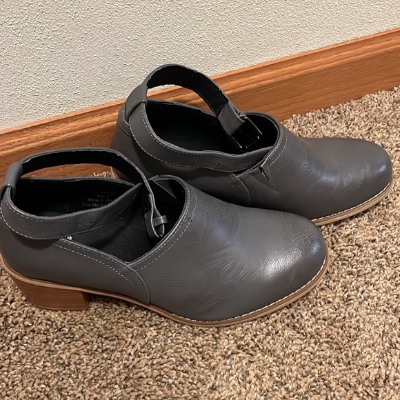 NWOT shoes gray from Macys. - Picture 2 of 4